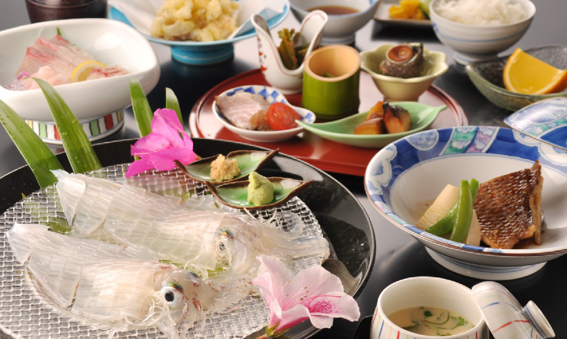 呼子名物!生簀で泳ぐ新鮮なイカ活造りプラン